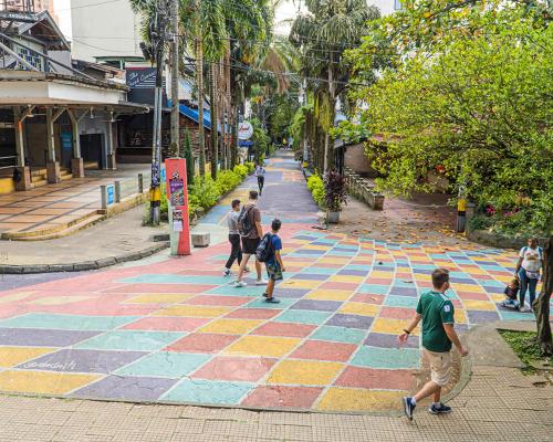 FotografoFoto Alcaldía de Medellín:Avanzan los trabajos para la renovación de más de 12.000 metros cuadrados de espacio público en el Parque Lleras. 